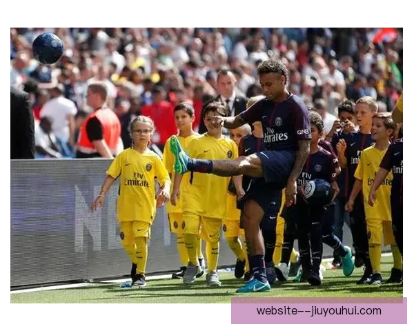 巴黎球迷围堵内马尔家门外集会抗议要求其尽快离队